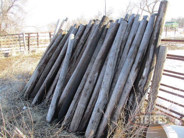 large assortment wood - steel T-posts_1.jpg